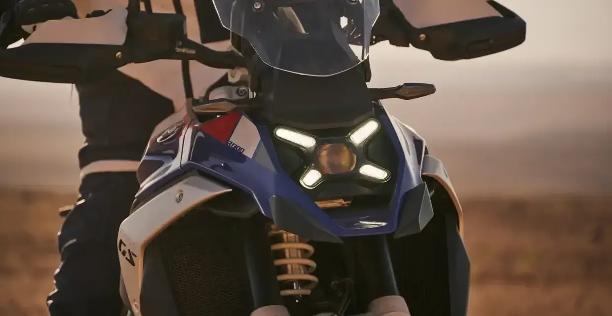 Moto da avventura con sistema telelever e paralever, pronta per esplorare terreni sconosciuti.