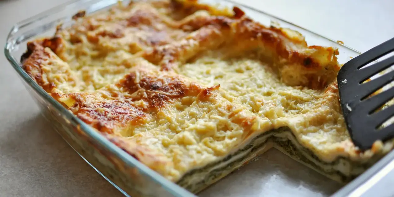 Lasagne ze szpinakiem i fetą: odkryj kremowe sosy bez pomidorów