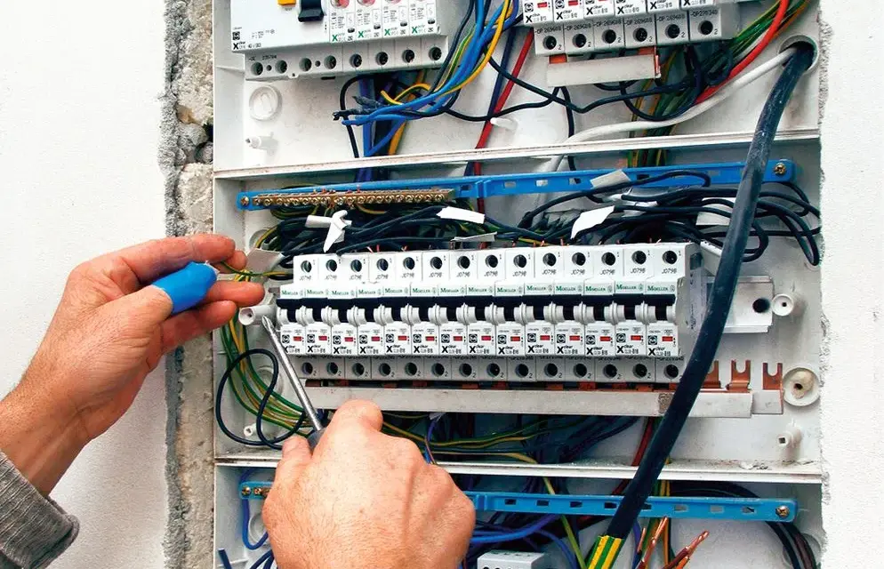 Gdzie skrzynka elektryczna w domu? Wybierz bezpieczne miejsce!