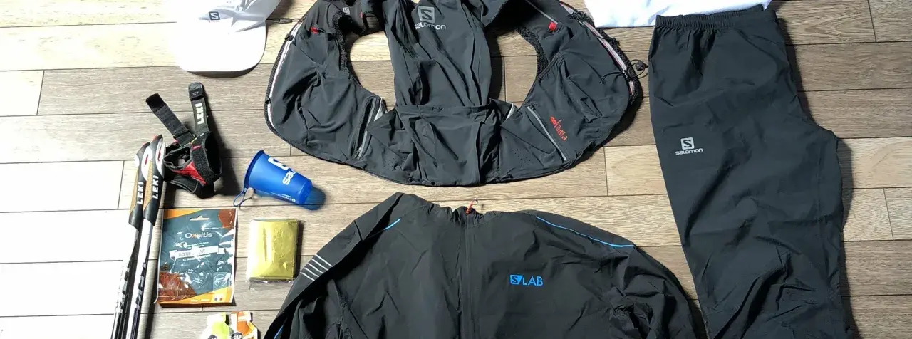 Matériel obligatoire trail : sac d'hydratation, veste, pantalon, bâtons Leki, gobelet, couverture de survie et barres énergétiques.