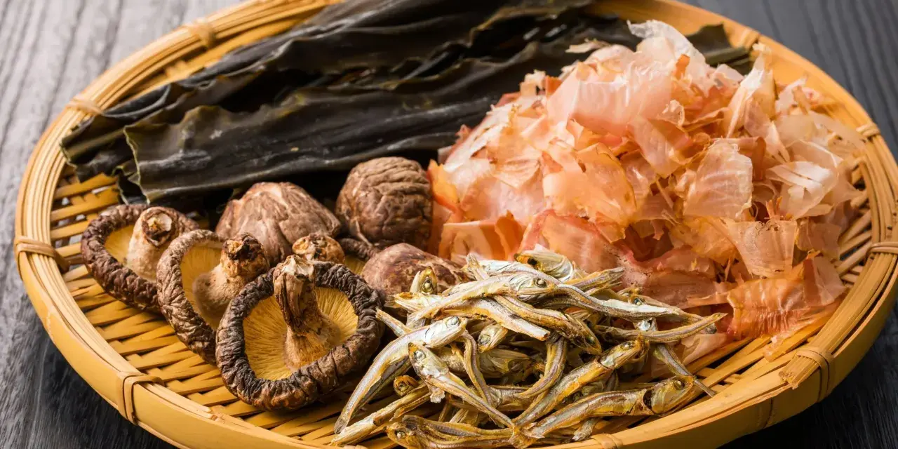 Suszone grzyby shiitake, wodorosty kombu, suszone sardynki i płatki bonito – składniki tworzące głębię smaku umami.
