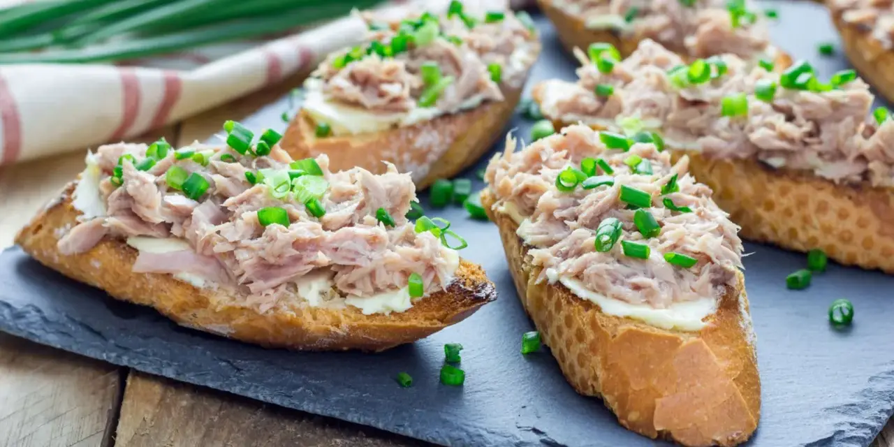 Thunfisch-Sandwiches mit Schnittlauch, ideal für eine leichte Mahlzeit, auch in der Schwangerschaft.