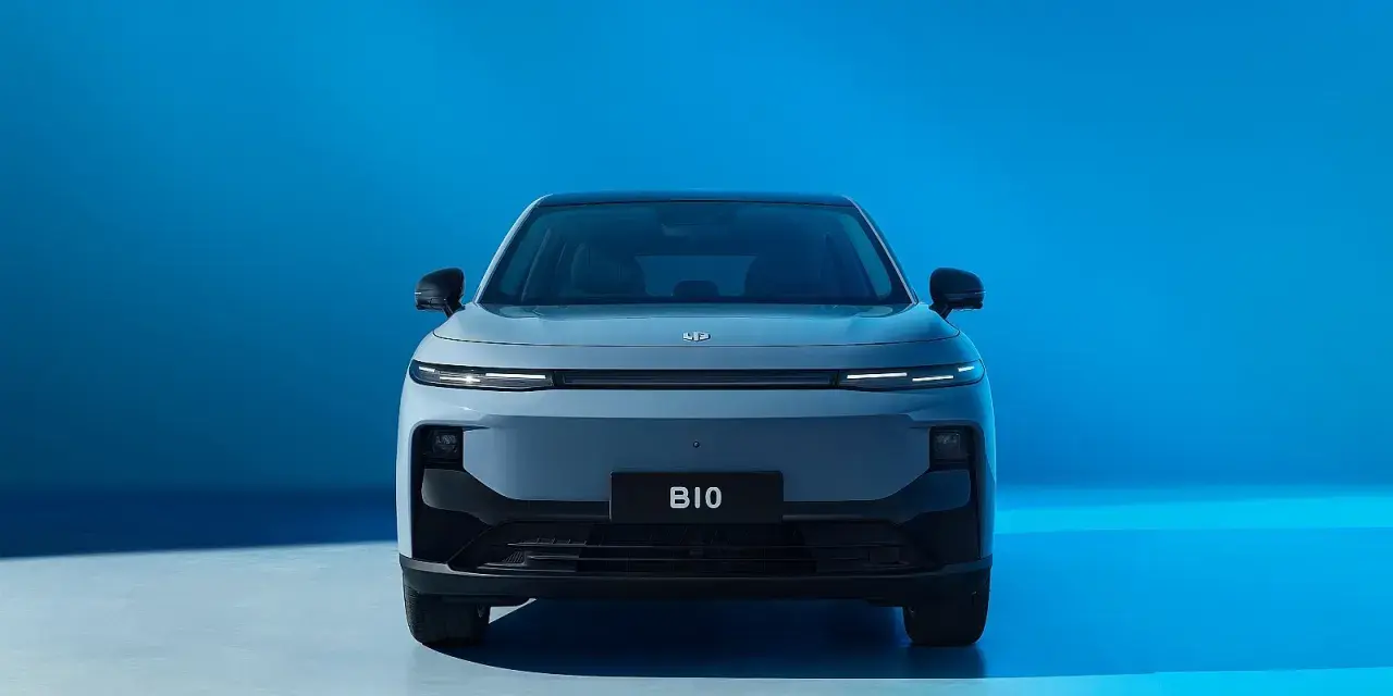Nowoczesny, szary Leapmotor B10 z charakterystycznymi światłami LED na tle błękitnego tła.