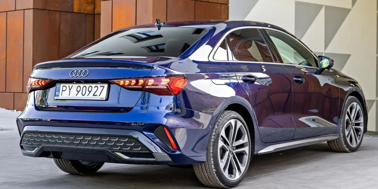 Błękitne Audi A3 sedan z nowoczesnymi światłami LED. Sprawdź atrakcyjną audi a3 cena!
