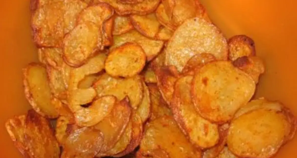 Knusprige, selbstgemachte Kartoffelchips in einer Schüssel. Perfekt zum Knabbern, wenn man Lust hat, Kartoffelchips selber machen.