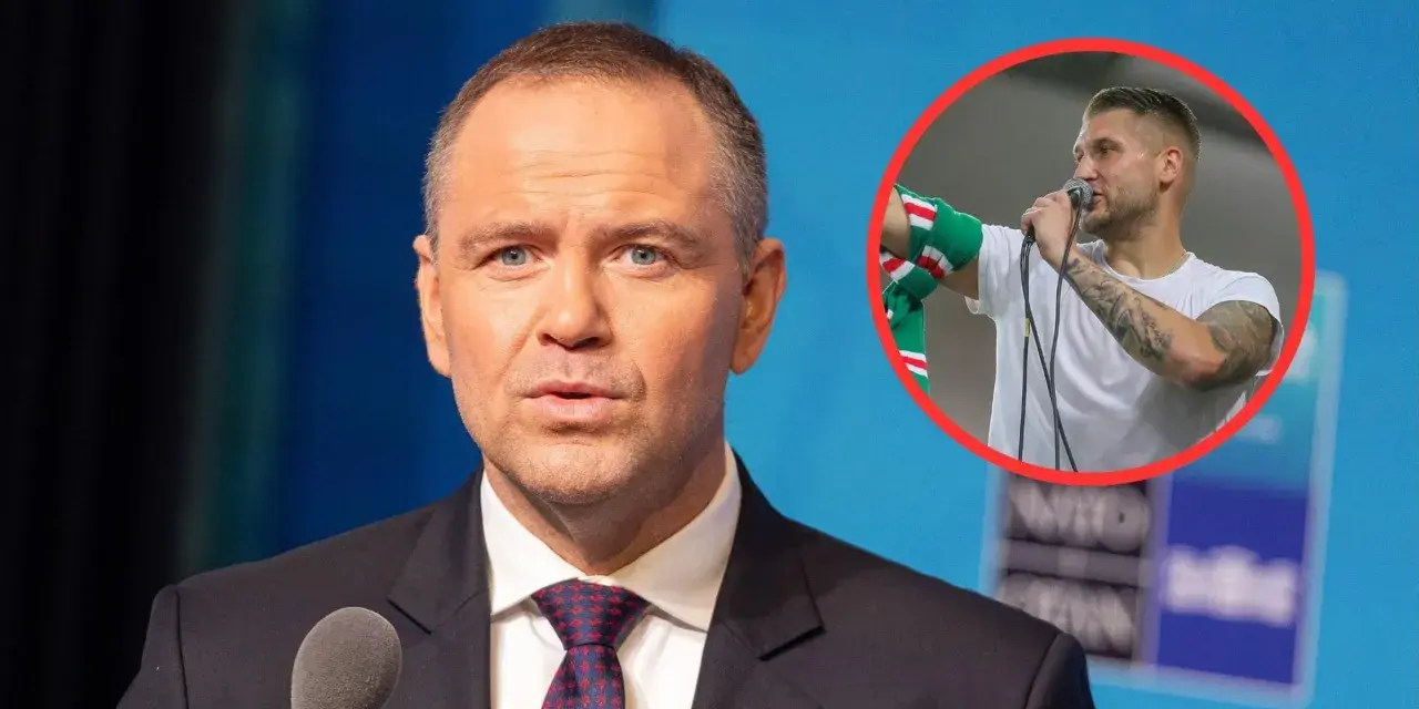 Staruch w garniturze i młody mężczyzna z tatuażami i szalikiem w tle.