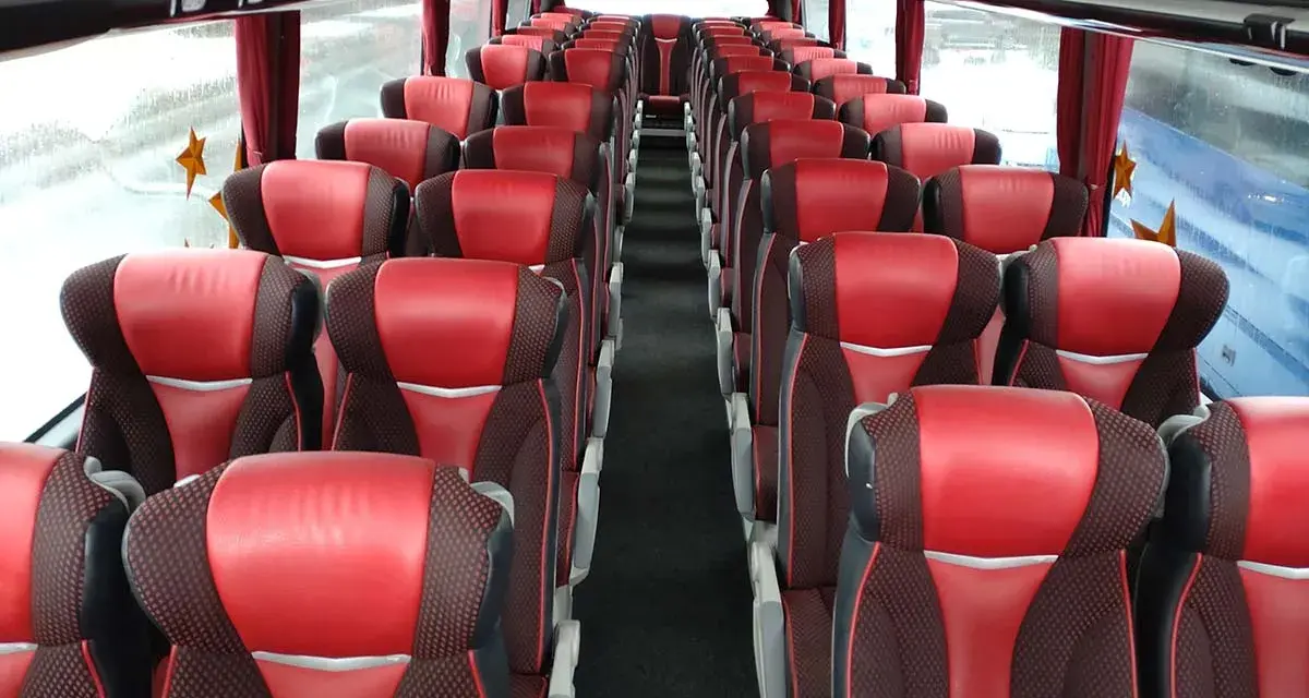 Czym się różni autobus od autokaru – wybierz najlepszą opcję podróży