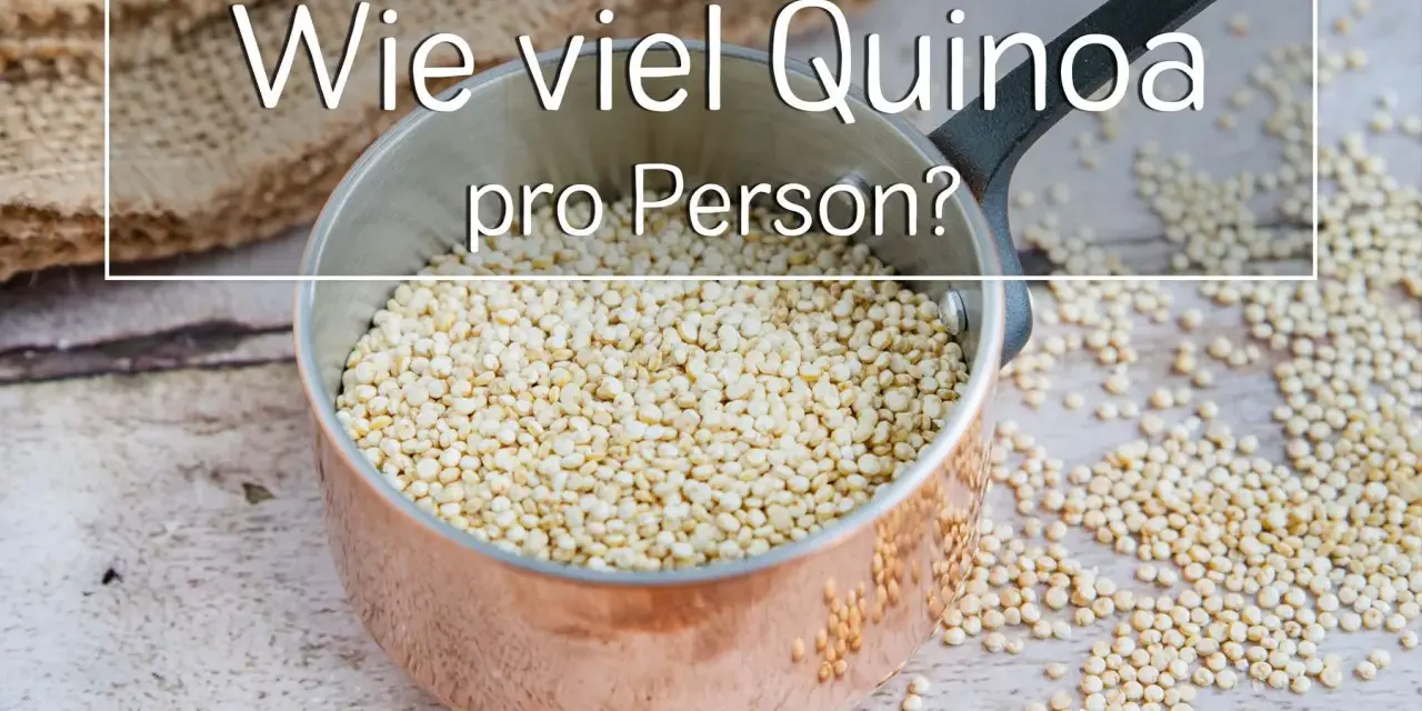 Ein Kupfertopf voller Quinoa, daneben verstreute Körner. Die Frage "Wie viel Quinoa pro Person?" steht im Bild.