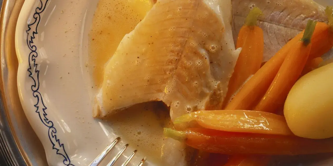Zart gebratener Hecht mit Karotten und Kartoffeln, serviert in einer cremigen Sauce. Ein köstliches Gericht, das zeigt, wie man Hecht zubereiten kann.