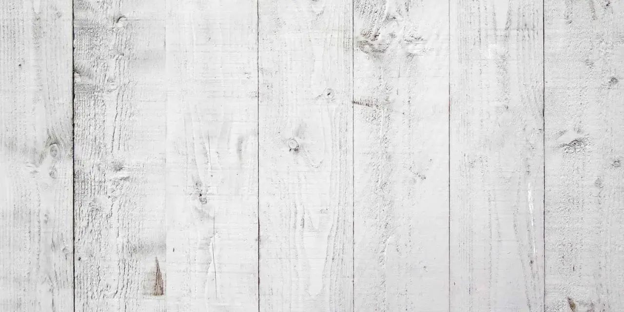 Tavolato in legno sbiancato, con venature evidenti e nodi. Il petrolio bianco su legno crea un effetto rustico e luminoso.