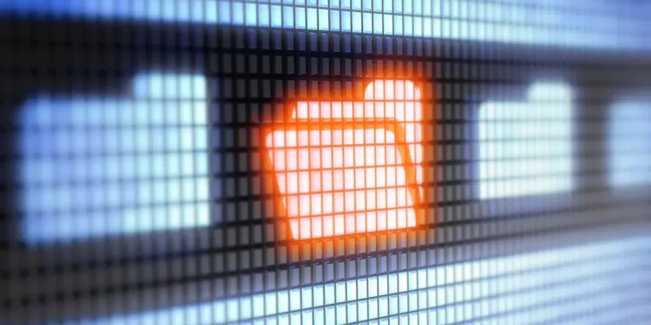 Leuchtendes Ordnersymbol auf einem Bildschirm, das die Arbeit mit java nio files symbolisiert.