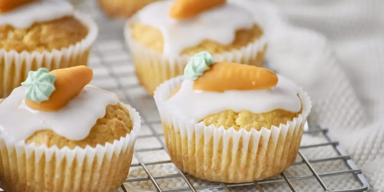 Leckere Karottenmuffins mit Zuckerguss und Marzipan-Karotten, perfekt für ein Osterfest. Dieses Karottenmuffins Rezept ist einfach und gelingt immer.