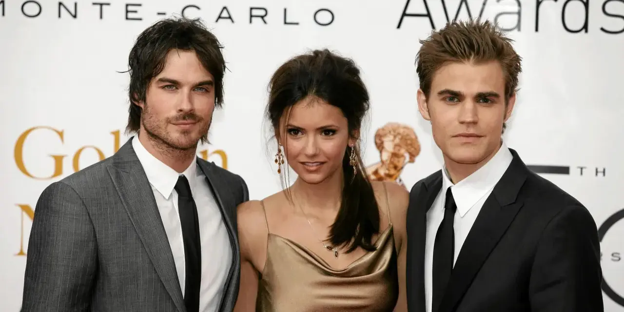 Pamiętniki wampirów obsada: Ian Somerhalder, Nina Dobrev i Paul Wesley pozują na czerwonym dywanie.