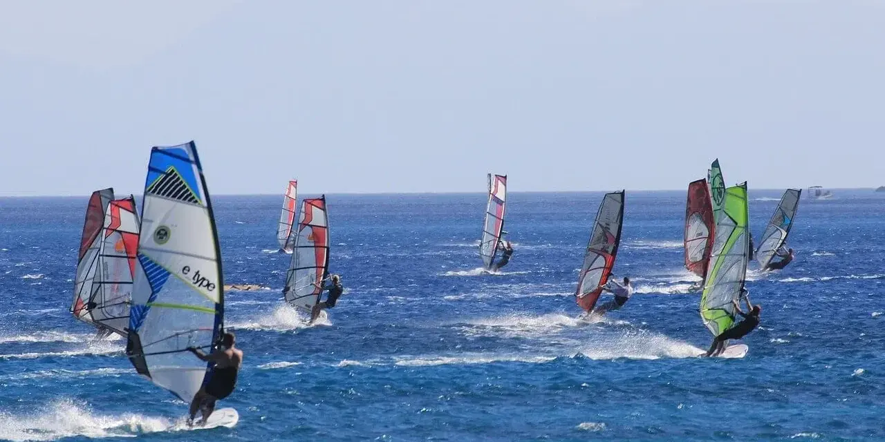 Windsurfing czy Kite: Dylemat na wodzie? Pomogę Ci wybrać!