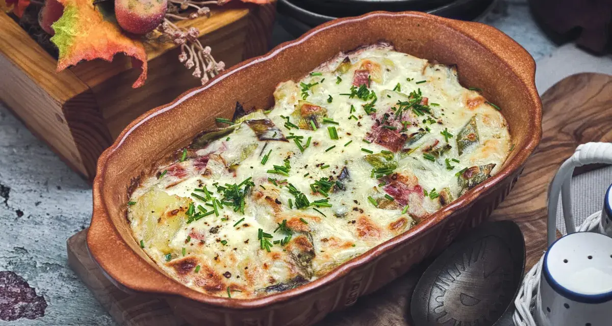 Herzhafter Kartoffel-Lauch-Auflauf mit Speck, überbacken mit Käse und garniert mit Schnittlauch. Ein Klassiker unter den Auflauf Rezepten.
