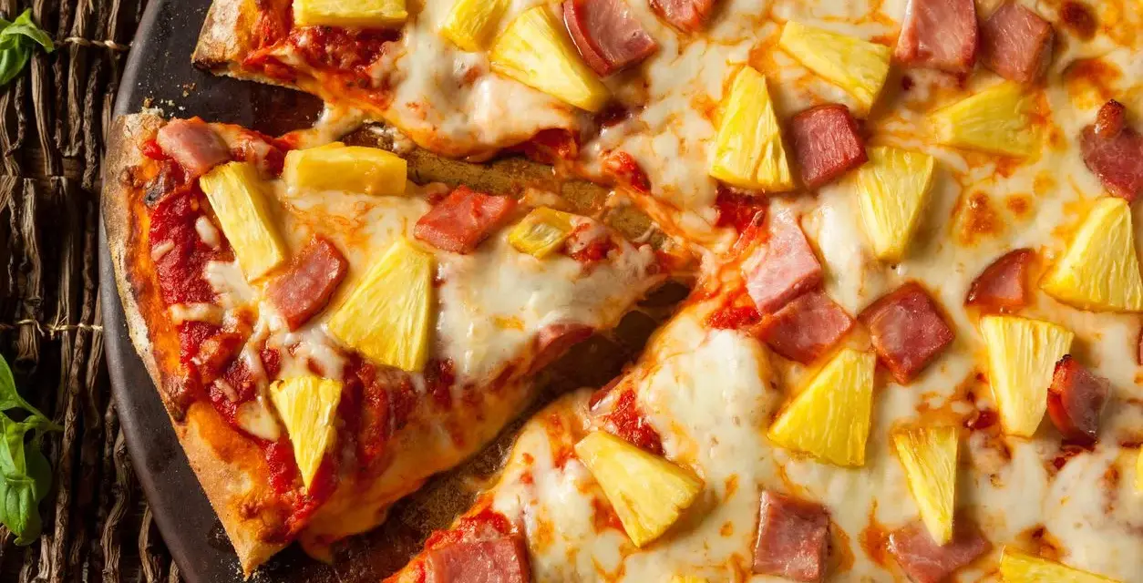 Pizza hawajska: Składniki, pochodzenie i przepis. Kochasz czy nienawidzisz?