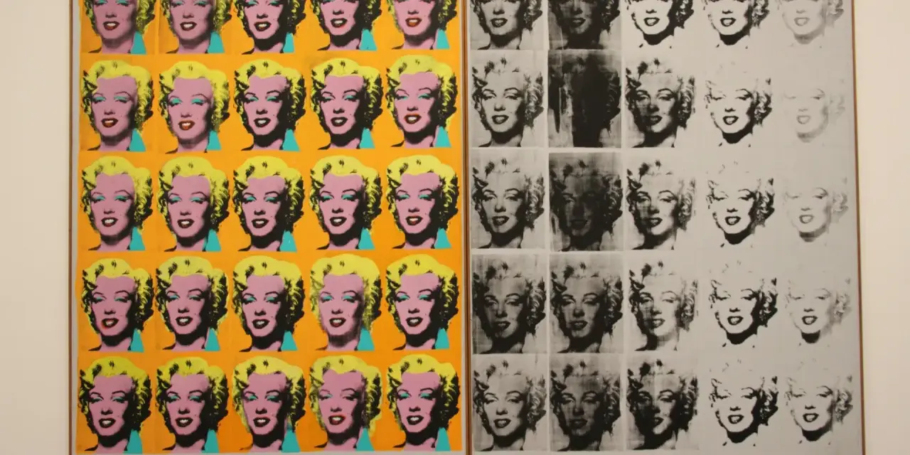 Ikony Marilyn Monroe w żywych kolorach i monochromatycznych wariacjach, klasyczny przykład sztuki nowych mediów.