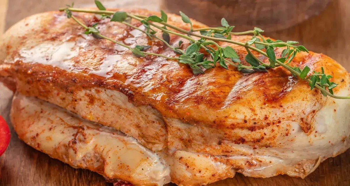 Soczysty filet z kurczaka, przyprawiony i pieczony, idealny pomysł, co zrobić z fileta z kurczaka na szybko.