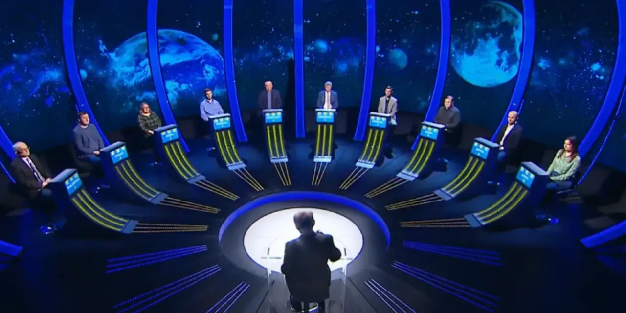 Dziesięciu uczestników czeka na swoją kolej w teleturnieju. Czy to już ten moment, o której godzinie?