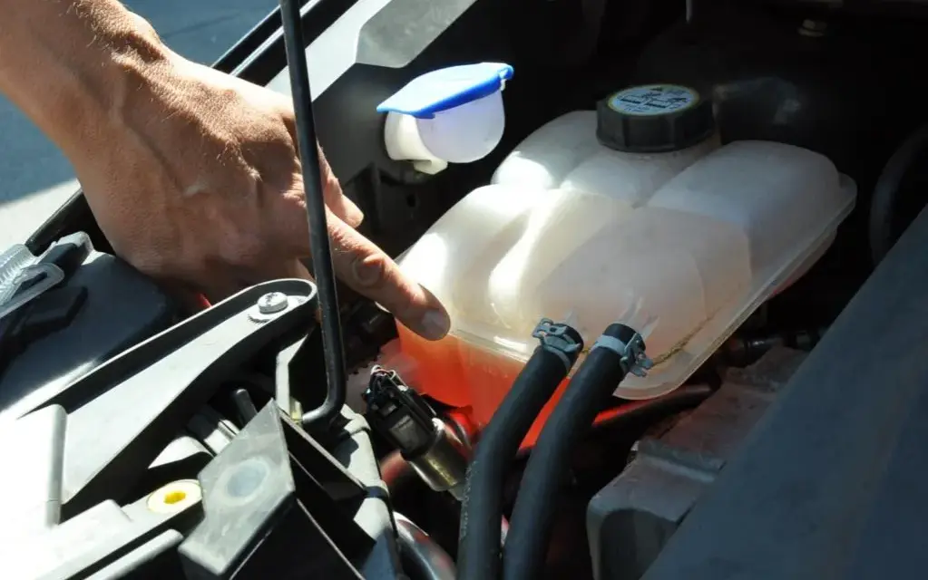 Die richtige Kühlflüssigkeit für die Klimaanlage im Auto wählen