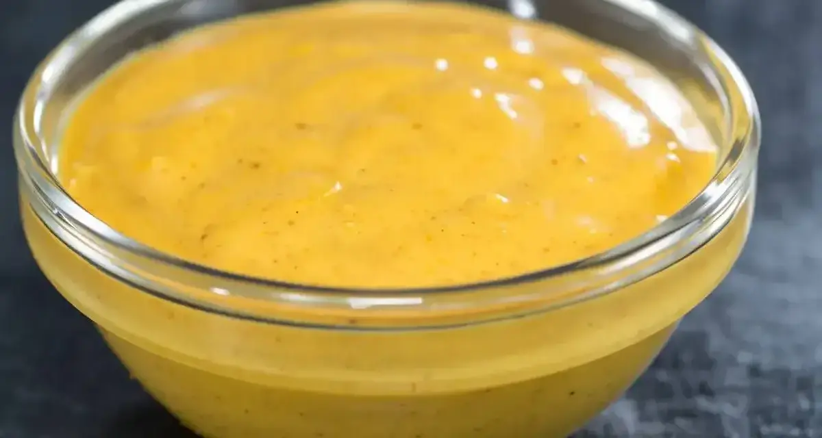 Gęsty, kremowy sos curry w szklanej miseczce, gotowy do podania z ulubionym daniem.