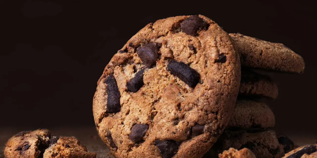Knusprige american cookies mit Schokoladenstückchen, perfekt für ein gemütliches Nachmittagessen.