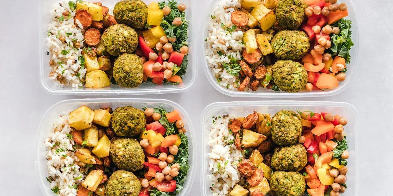Cztery pojemniki z posiłkami: ryż, pieczone ziemniaki, marchewka, falafel, ciecierzyca i warzywa. Idealne na dietę 3000 kcal.