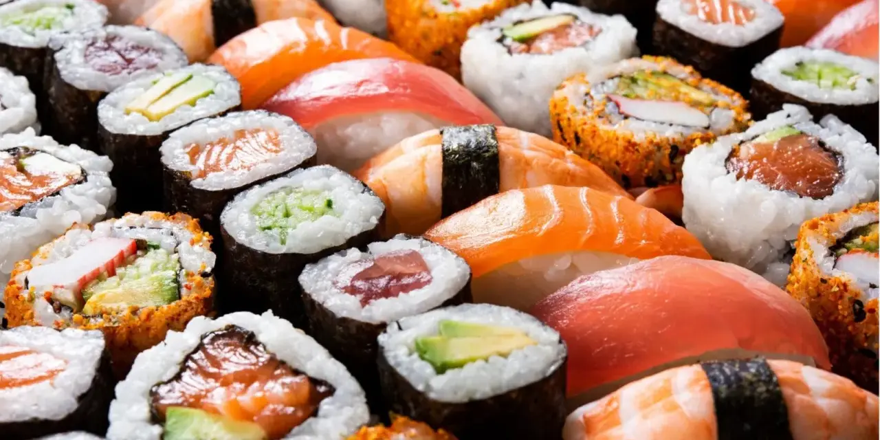 Mnóstwo pysznego sushi: nigiri z łososiem, tuńczykiem, krewetką i rolki z awokado, ogórkiem, krabem. Tak wygląda sushi, co to za uczta!