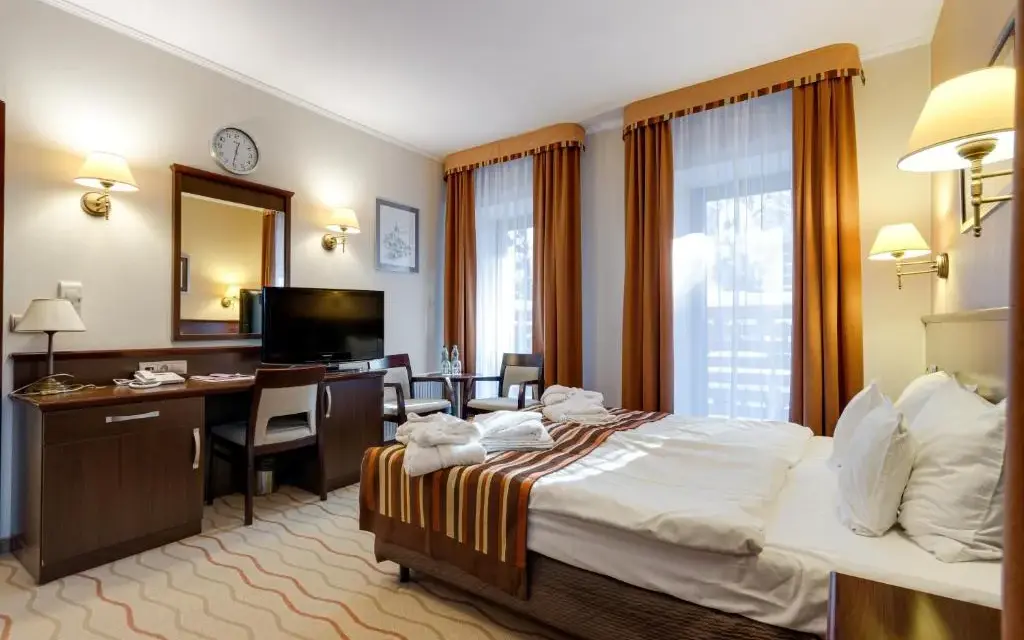 Czy można wynająć pokój w hotelu nie mając 18 lat? Zasady i wymagania