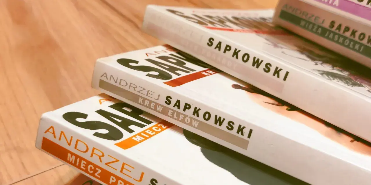 Stos książek z serii Wiedźmin Andrzeja Sapkowskiego: "Miecz Przeznaczenia", "Krew Elfów", "Czas Pogardy", "Wieża Jaskółki", "Chrzest Ognia".