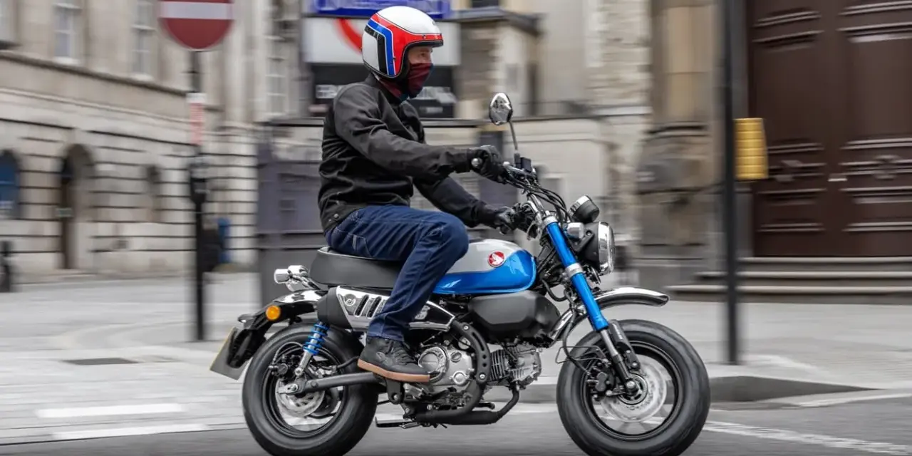 Mężczyzna w kasku jedzie na małym motocyklu, przypominającym boda boda, po ulicy miasta.