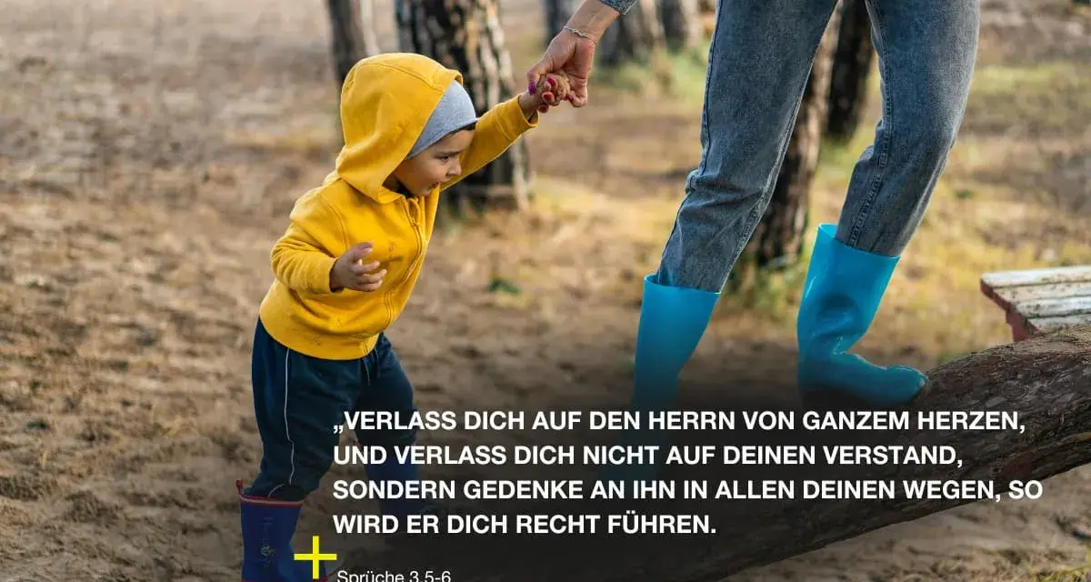 Ein Kind in gelber Kapuzenjacke und ein Erwachsener mit blauen Gummistiefeln gehen Hand in Hand. Ein Bild, das an Sprüche 3,5-6 erinnert: Vertraue dem Herrn.