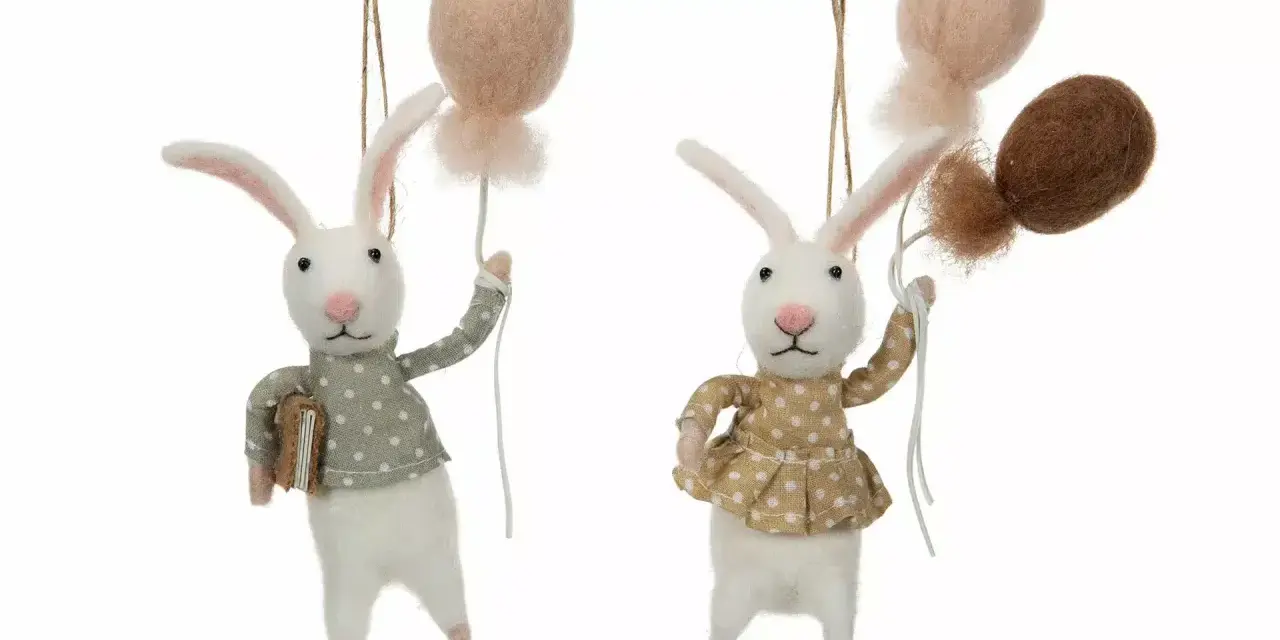 Två filthare med ballonger. Den ena håller en bok, den andra en baby ballong.