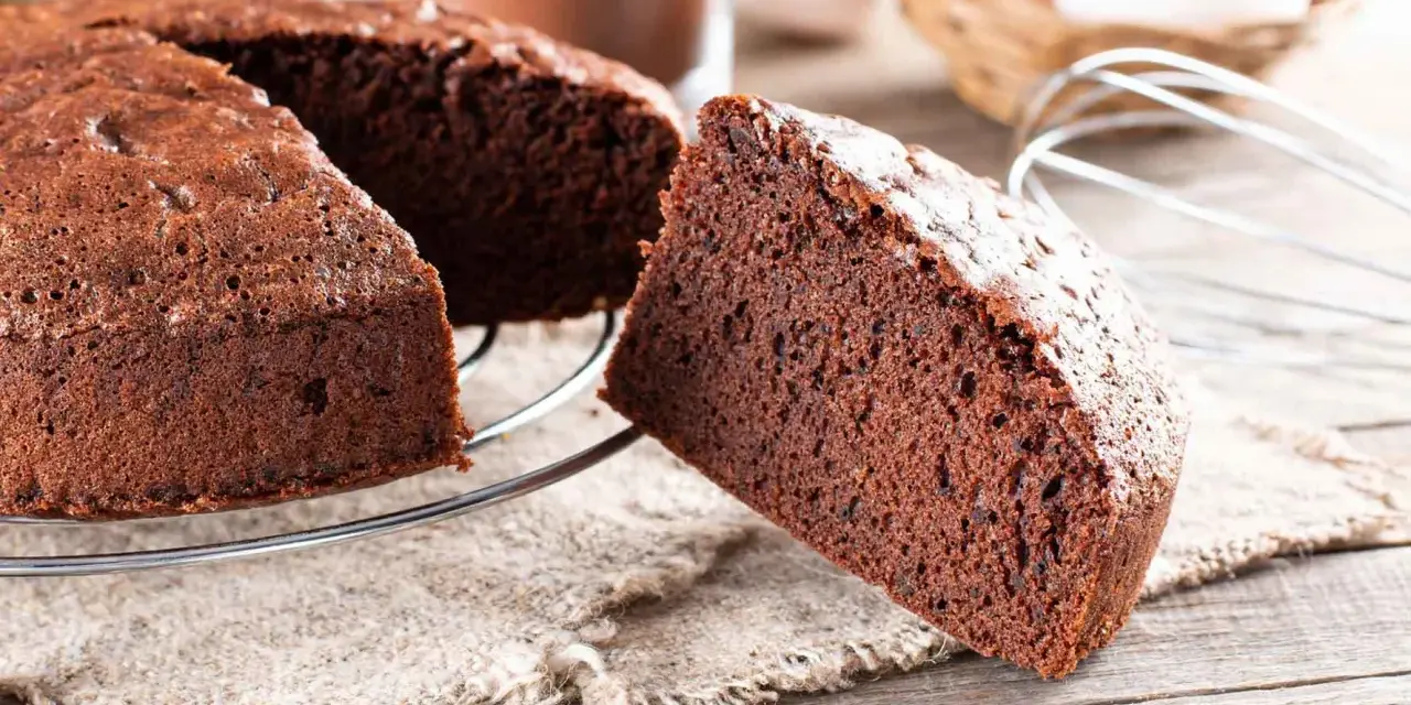 Una fetta di soffice torta alla Nutella, appena sfornata, su una griglia di raffreddamento.