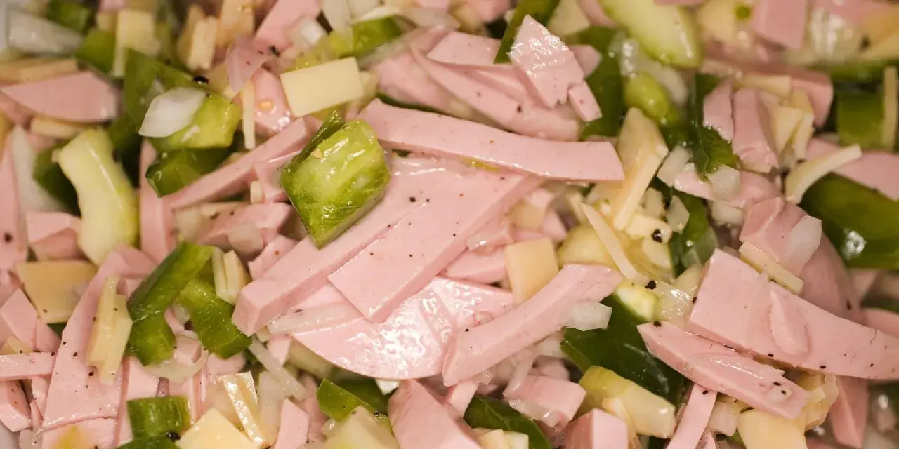 Leckerer Wurstsalat, perfekt für ein schnelles wurstsalat rezept. Mit Wurst, Käse, Paprika und Zwiebeln.