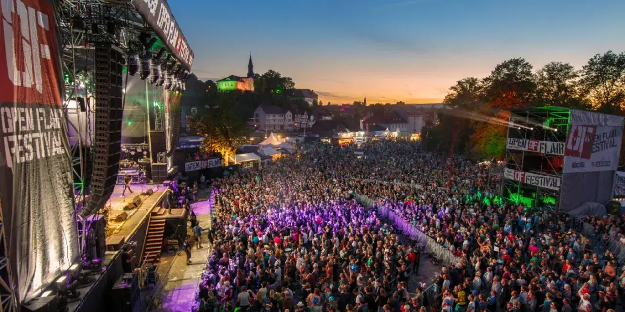 Ein riesiges Open Air Festival mit tausenden Besuchern. Die Bühne ist beleuchtet, die Menge feiert. Heute sind hier tolle Konzerte!