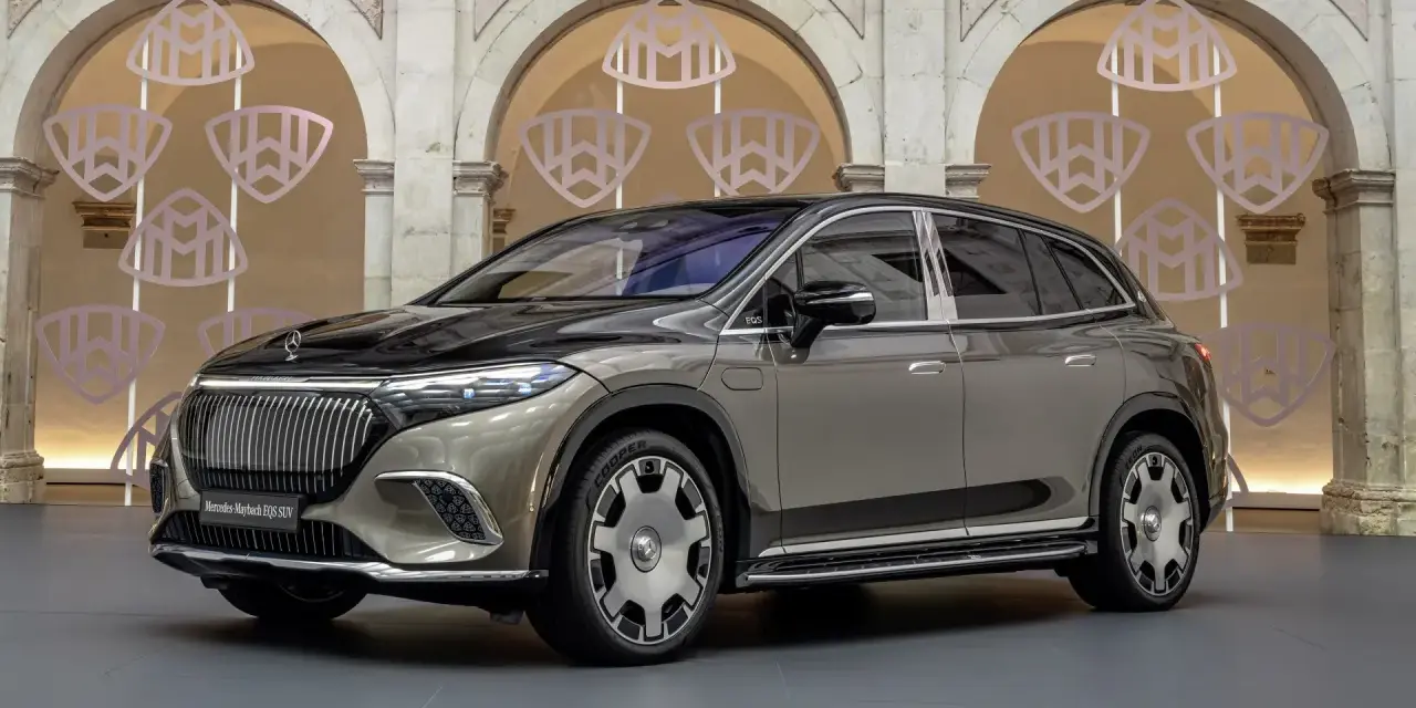 Elegancki Mercedes-Maybach EQS SUV w kolorze szaro-czarnym prezentuje się luksusowo na tle ozdobnych arkad z logo Maybach.
