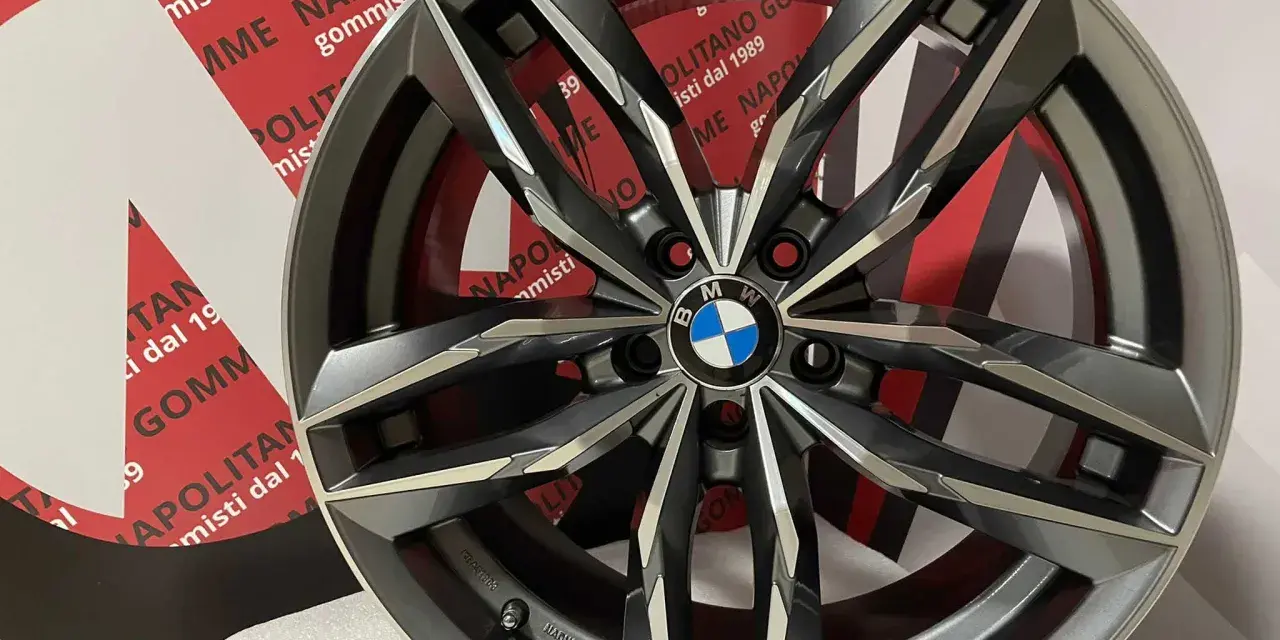 Cerchi in lega 17 BMW con design a turbina, grigio antracite e inserti diamantati. Perfetti per dare un tocco sportivo alla tua auto.
