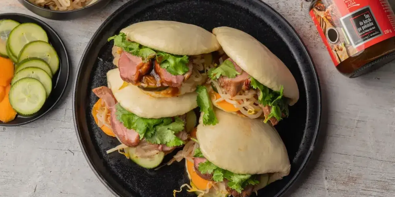 Bao z kaczką w 5 smakach, z kiełkami, kolendrą i warzywami. Obok sos do kaczki.