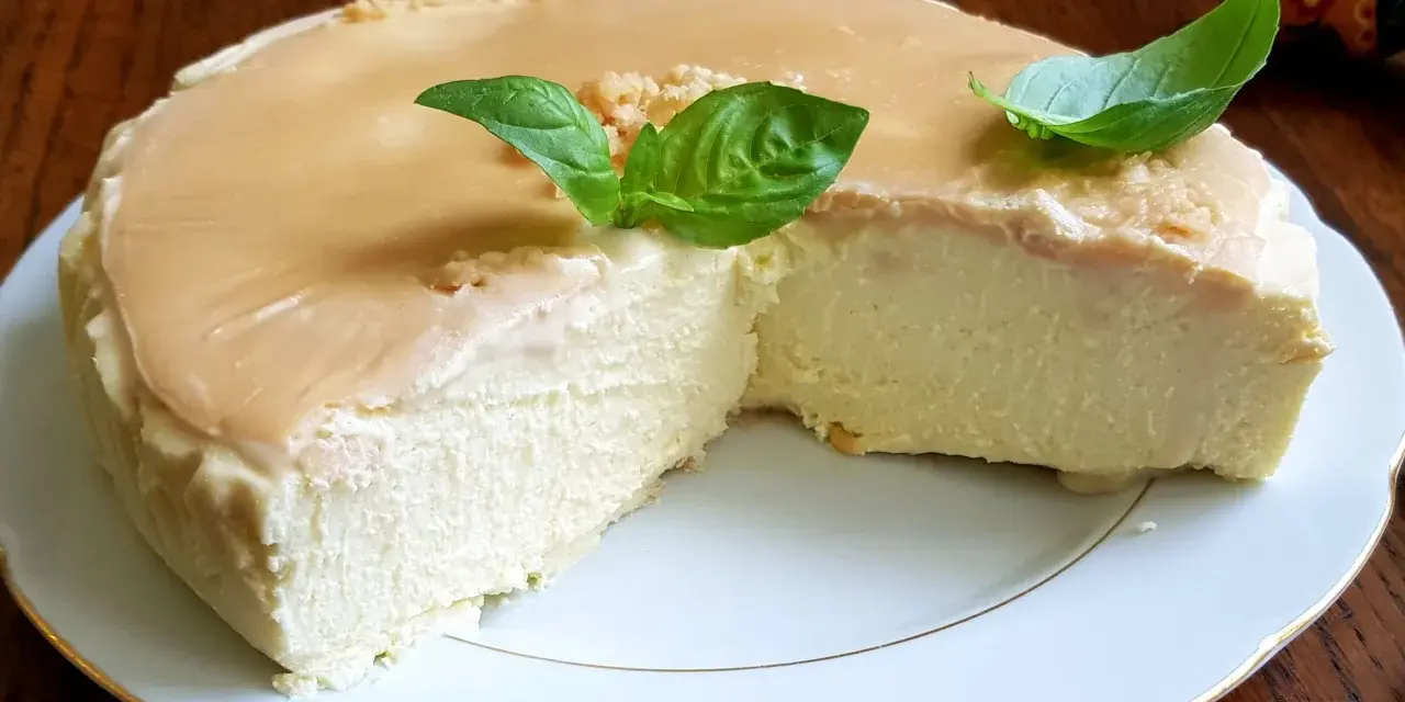 Pyszny, szybki keto sernik z delikatną polewą i listkami bazylii. Idealny deser dla dbających o linię.
