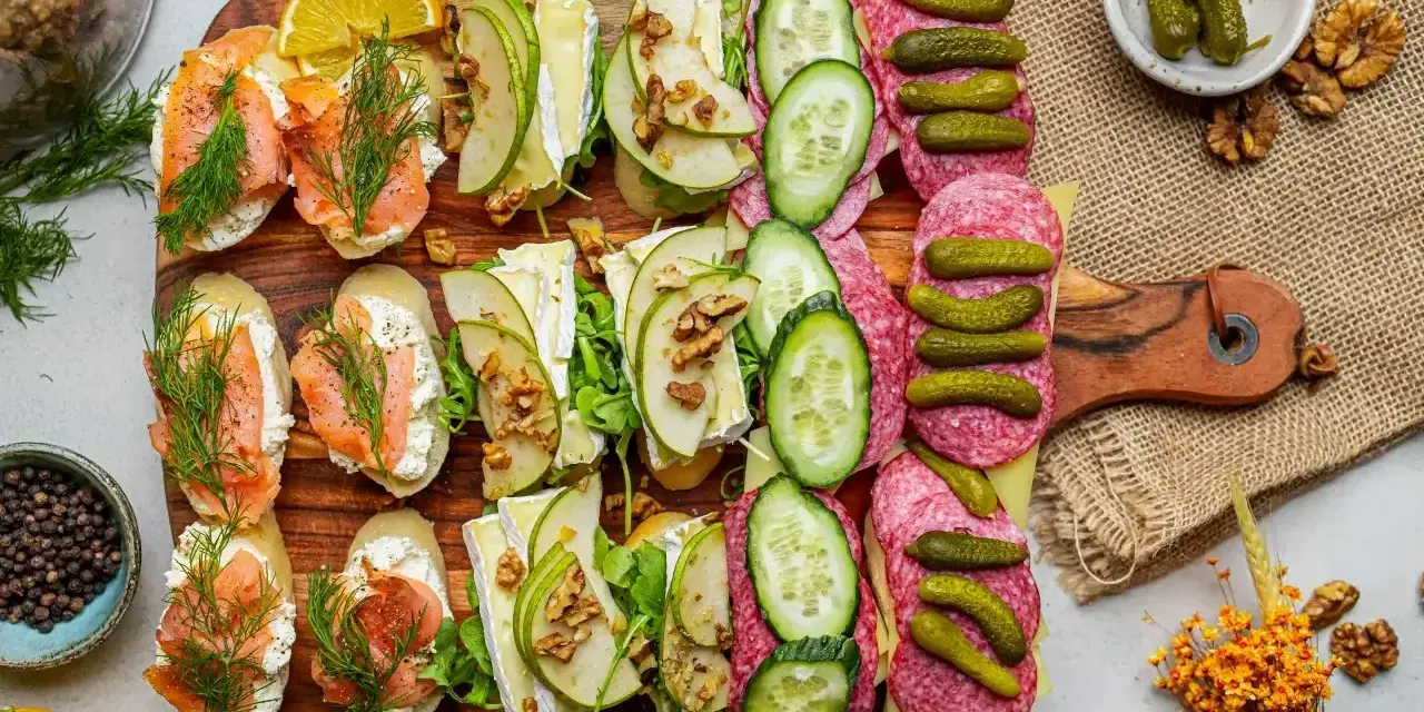 Eleganckie kanapki na przyjęcie: z łososiem, serem i gruszką, salami i ogórkiem. Idealne na każdą okazję.
