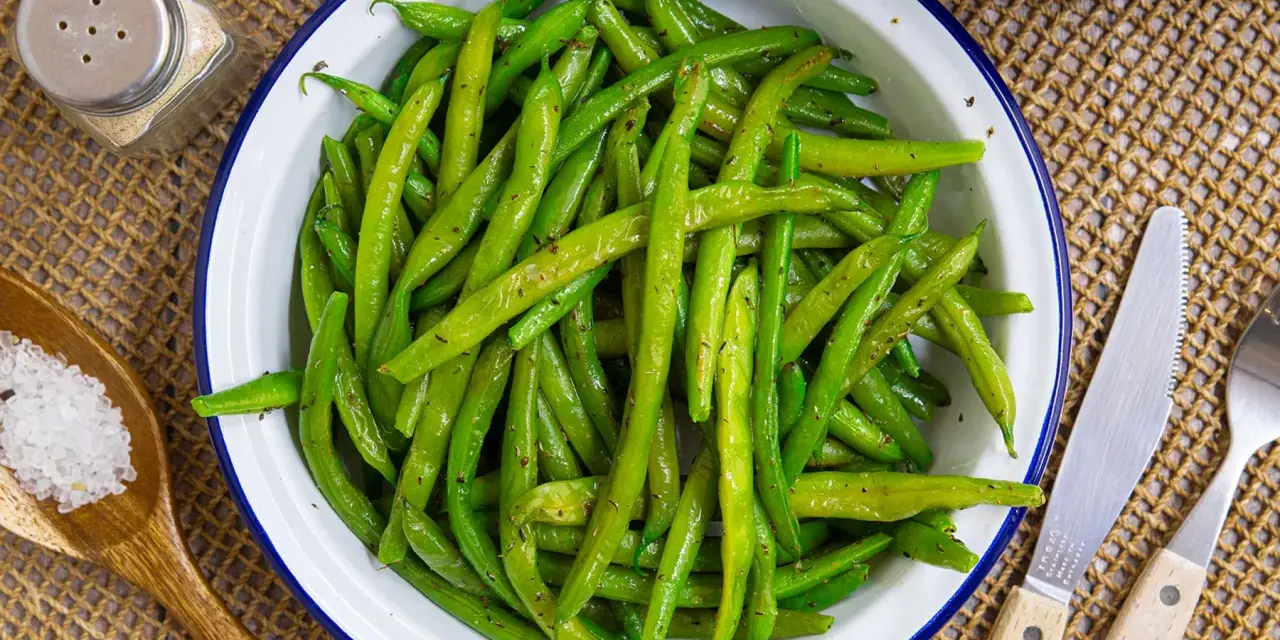 Frisch zubereitete grüne Bohnen, bereit zum Servieren. Das Bild zeigt, wie einfach und lecker Bohnen kochen sein kann.