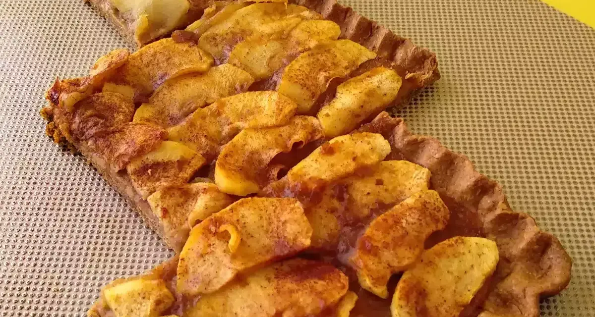 Dos porciones de tarta de manzana casera, con trozos de manzana dorados y espolvoreados con canela, sobre una base de masa crujiente.