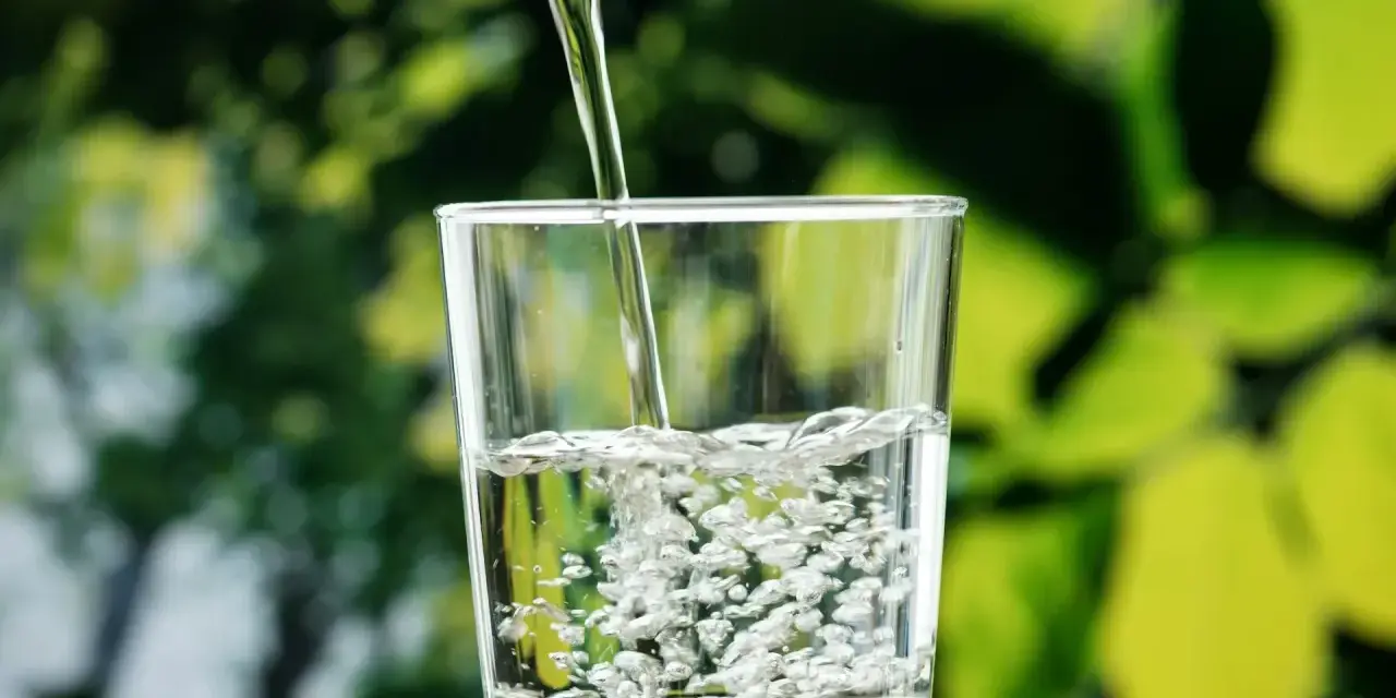Rent vatten hälls i ett glas. Tänk på borra vattenbrunn pris för egen, ren tillgång.