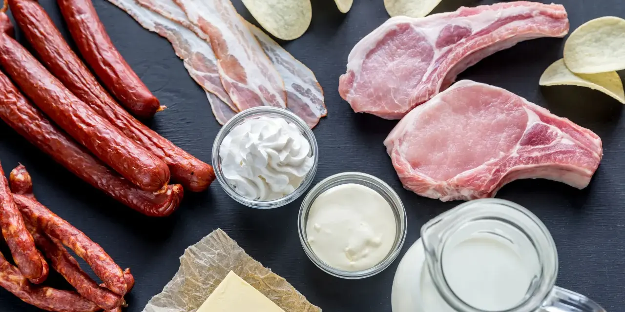 Kiełbaski, boczek, kotlety, masło, śmietana, mleko i chipsy – oto przykłady produktów, które zawierają tluszcze nasycone. Jakie to bogactwo smaków!