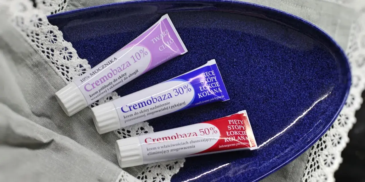 Trzy tubki kremów: Cremobaza 10%, 30% i 50%, ułożone na granatowej tacy.