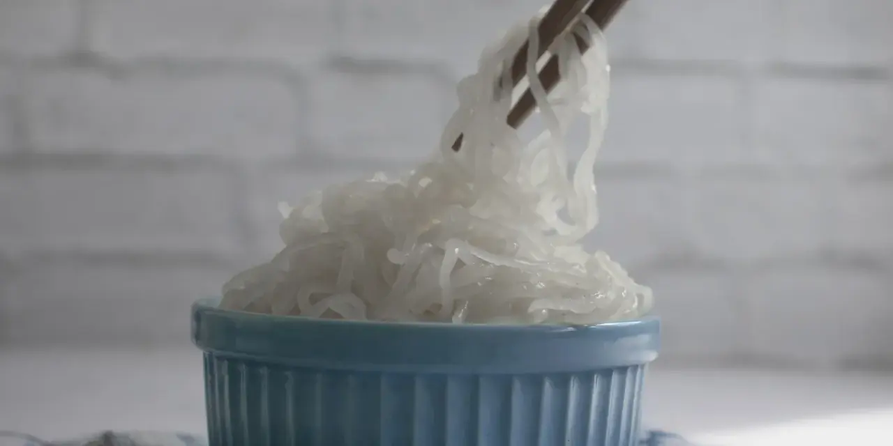 Makaron konjac na keto: czy warto? Zalety, wady, przepisy
