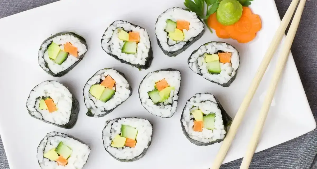Pyszne rolki sushi z awokado, ogórkiem i marchewką. Idealne co do sushi na lekki posiłek.