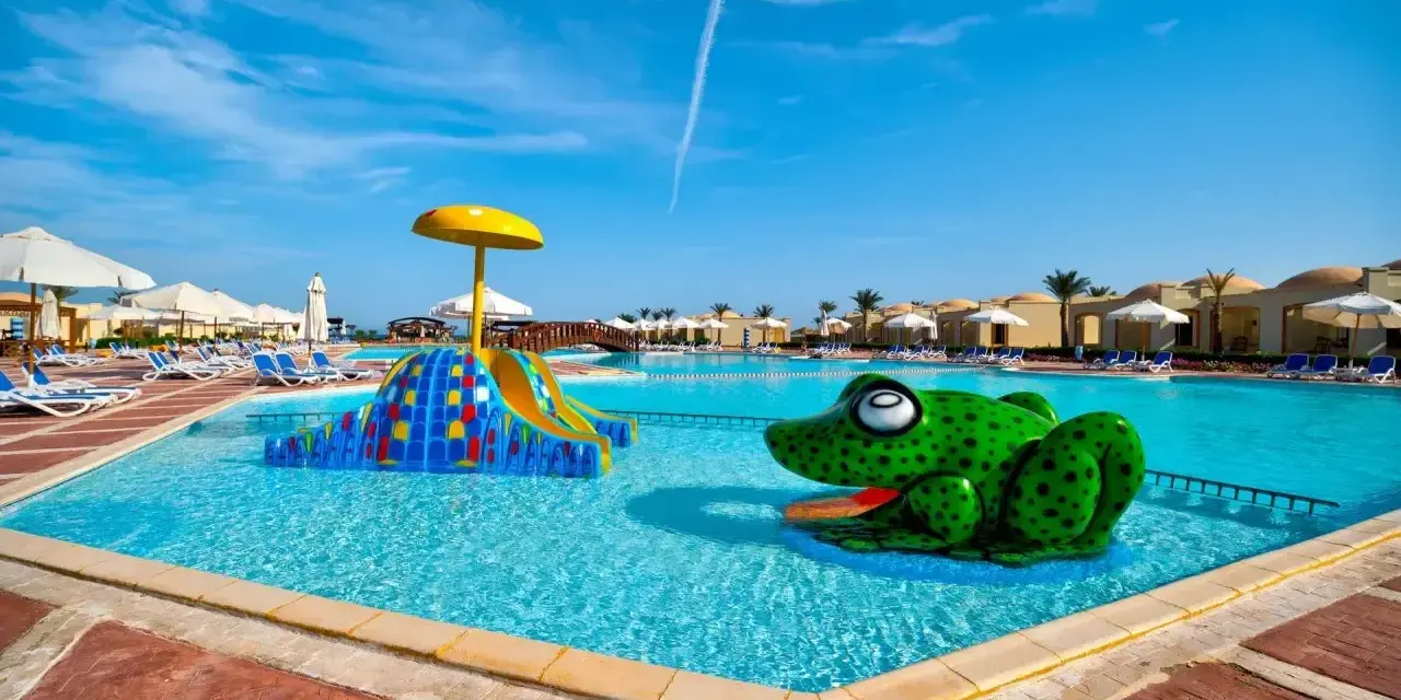 Egipt Marsa Alam: słoneczna pogoda, basen z zabawną żabą i zjeżdżalnią. Idealne miejsce na wakacje.