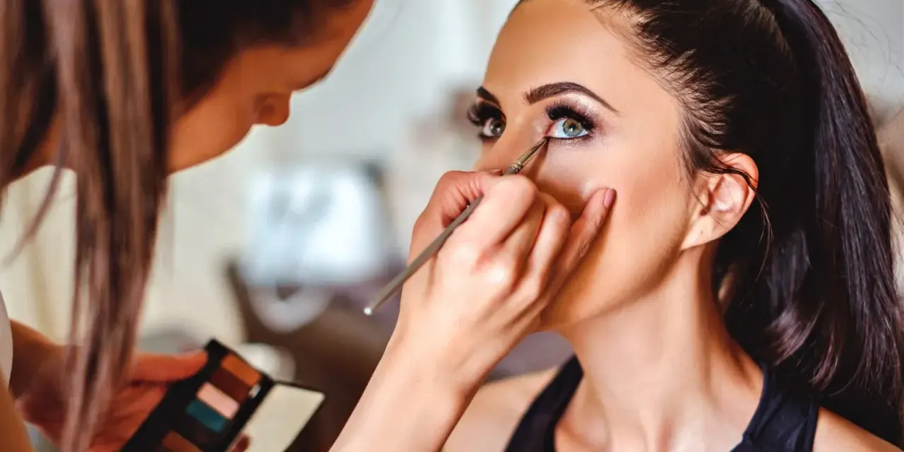 Makijażystka podkreśla spojrzenie modelki, tworząc efekt doe eyes.